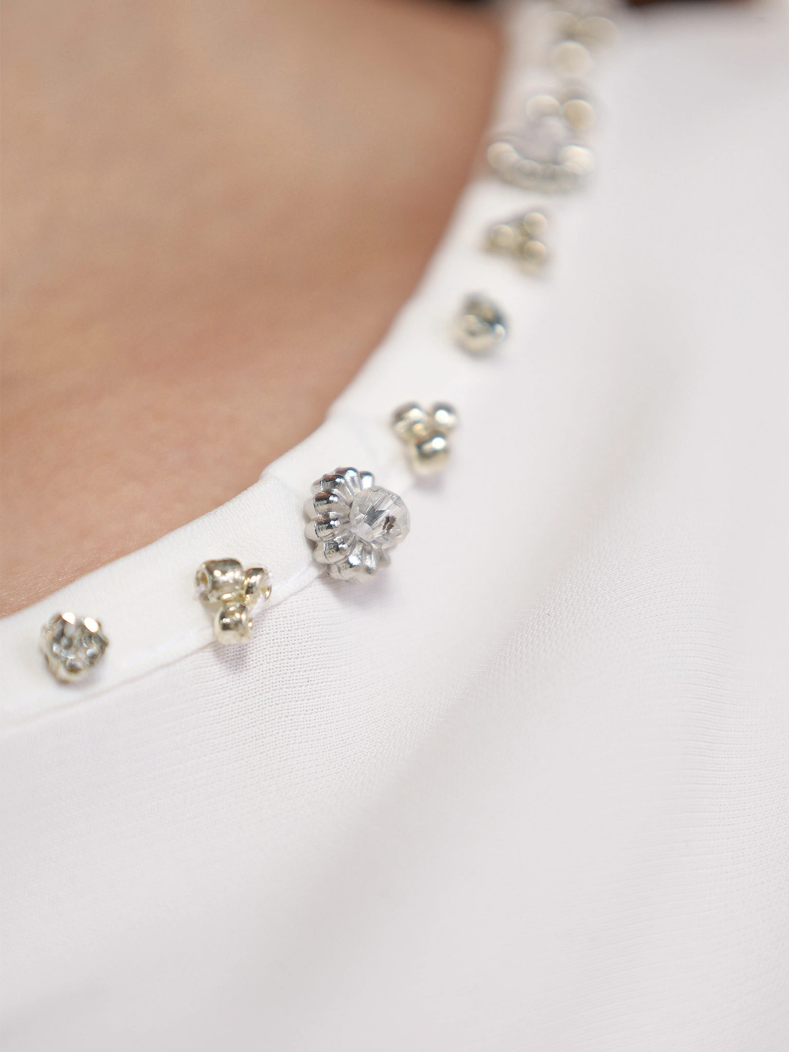 Блуза белого цвета с цепочкой-мониль